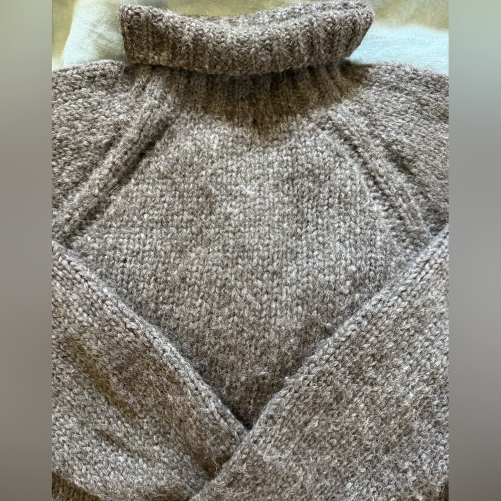 Women’s wool pull over Sweater by Aiayu 
Mid-Turtleneck marbled gray - brownish